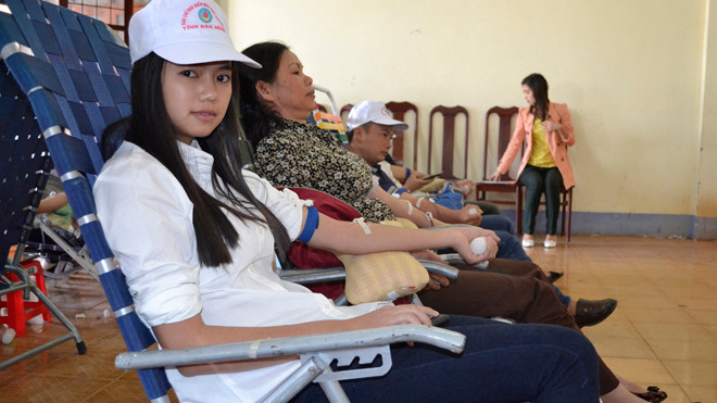 Học sinh THPT tham gia hiến máu