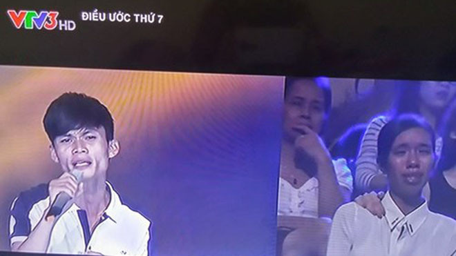 Trên sân khấu Sao Mai Điểm hẹn, Thanh hát cho Đào nghe khiến mọi người xúc động - Ảnh: Facebook Điều ước thứ 7