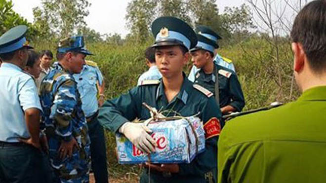 Kỷ vật của các sĩ quan hy sinh được mang ra từ hiện trường. Ảnh: Thanh Niên.