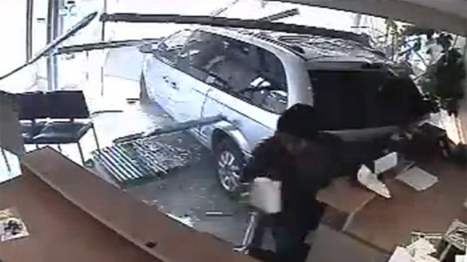 Lùi xe vỡ cửa kính văn phòng, chèn trúng người phụ nữ