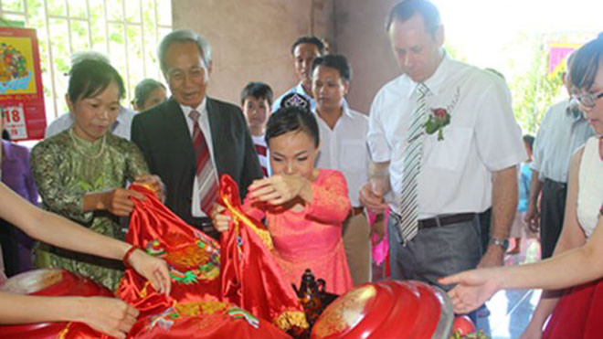 Lễ đính hôn của Khánh Xuân (áo dài đỏ) và Freddie Scott (áo trắng) tại nhà - Ảnh do nhân vật cung cấp