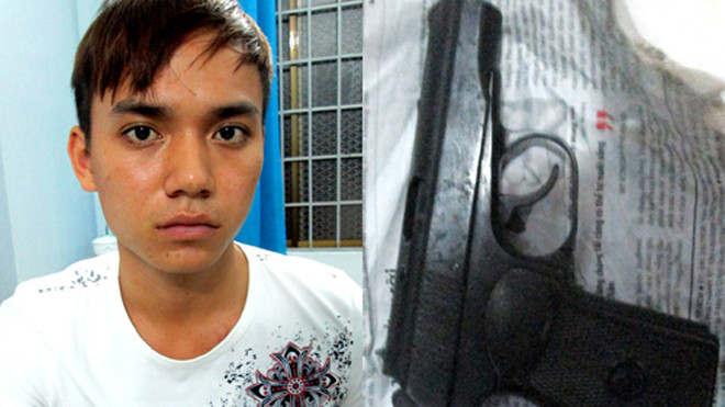 Quang và khẩu súng tang vật. Ảnh: Xuân Mai