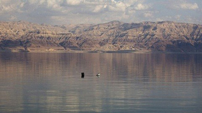 Sở dĩ nơi đây có độ mặn cao đến vậy là nhờ một vết nứt giàu muối khoáng từ sông Jordan tạo ra. Ảnh: Ann.Az.