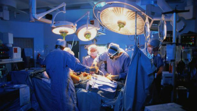 Một ca phẫu thuật cấy ghép tạng. Ảnh: Mirror.co.uk.
