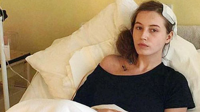 Iga Jasica tỉnh táo sau ca phẫu thuật não - Ảnh chụp từ YouTube