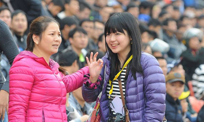 Nữ phóng viên Nhật trên khán đài sân Lạch Tray.