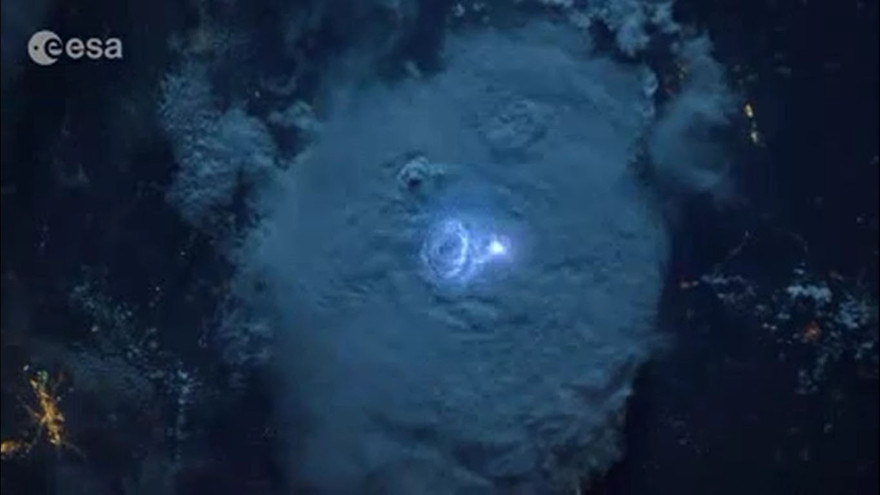 Tia sét nhìn từ vũ trụ có gì đặc biệt?