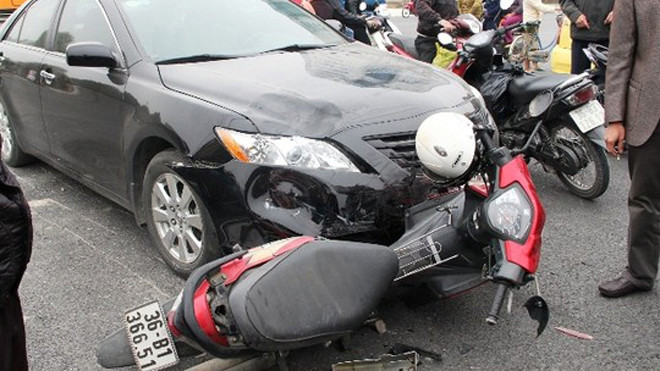 Hiện trường vụ tai nạn khiến 2 thanh niên nhập viện.