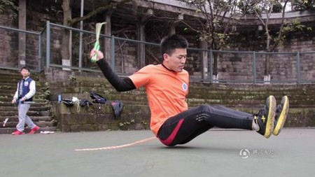 Yi Zhihua đã mất nhiều công sức, máu và nước mắt để tập luyện kỹ năng nhảy dây bằng mông.
