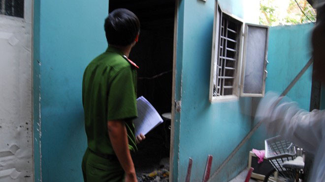 Lực lượng chức năng khám nghiệm hiện trường, điều tra nguyên nhân vụ việc.