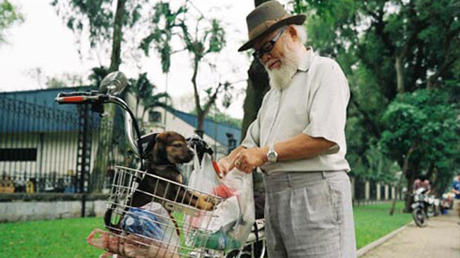 Hình ảnh một cụ già thư thả đi dạo phố cùng chú chó yêu được Trần Quang Tuấn ghi lại.