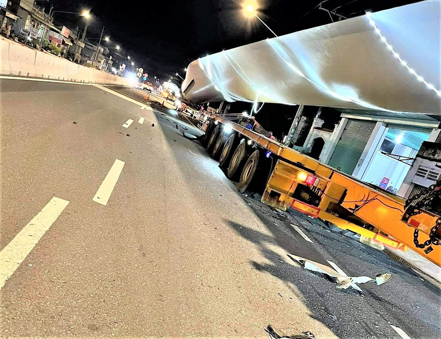 Nam công nhân bị tông chết khi đứng kiểm tra thiết bị điện gió giữa đường