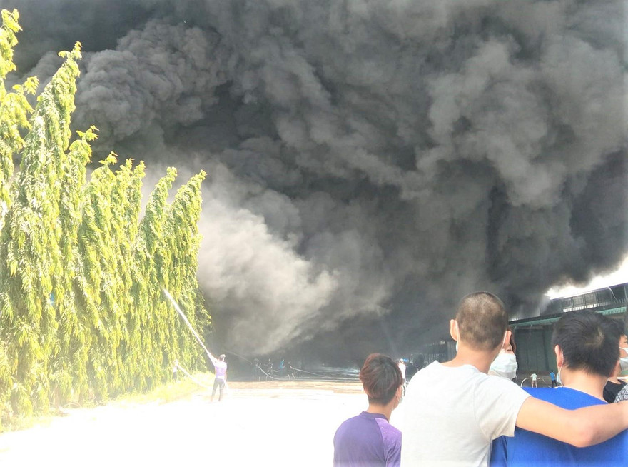 Lửa bao trùm công ty sản xuất ‘3 tại chỗ’ ở Bình Dương, nhiều công nhân ngất xỉu