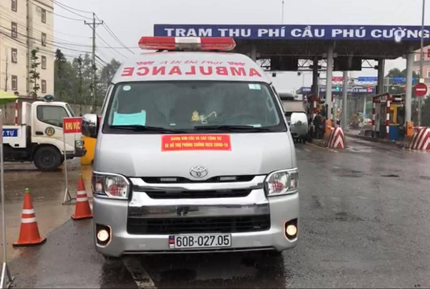 Lập biên bản tài xế xe cứu thương gắn bảng 'Giang Kim Cúc và các cộng sự'