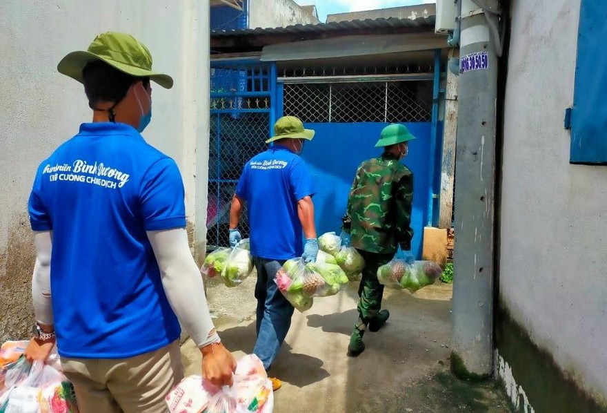 Lực lượng ‘đi từng ngõ, gõ từng nhà’ phát lương thực cho người dân Bình Dương
