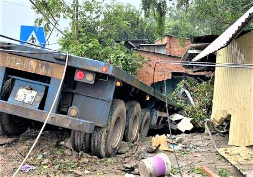 Cả nhà hoảng hồn thấy nhà sập, đầu xe container ngay cạnh giường