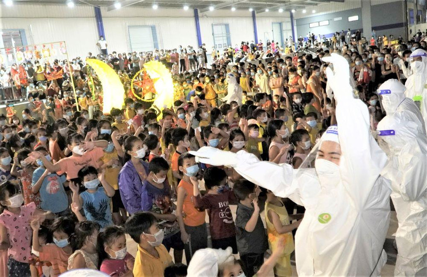 Becamex IDC phối hợp tỉnh Bình Dương phát quà Trung thu cho trẻ em trong khu điều trị F0