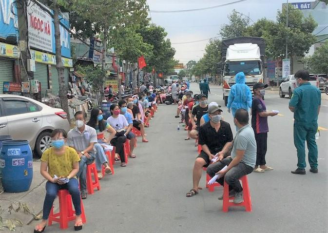 Người dân Bình Dương tiếp tục xếp hàng dài chờ tiêm vắc xin của Sinopharm