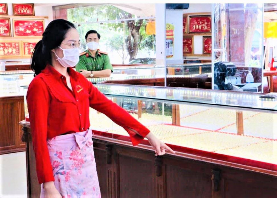 Nữ nhân viên trộm gần 2.500 nhẫn vàng của cửa tiệm