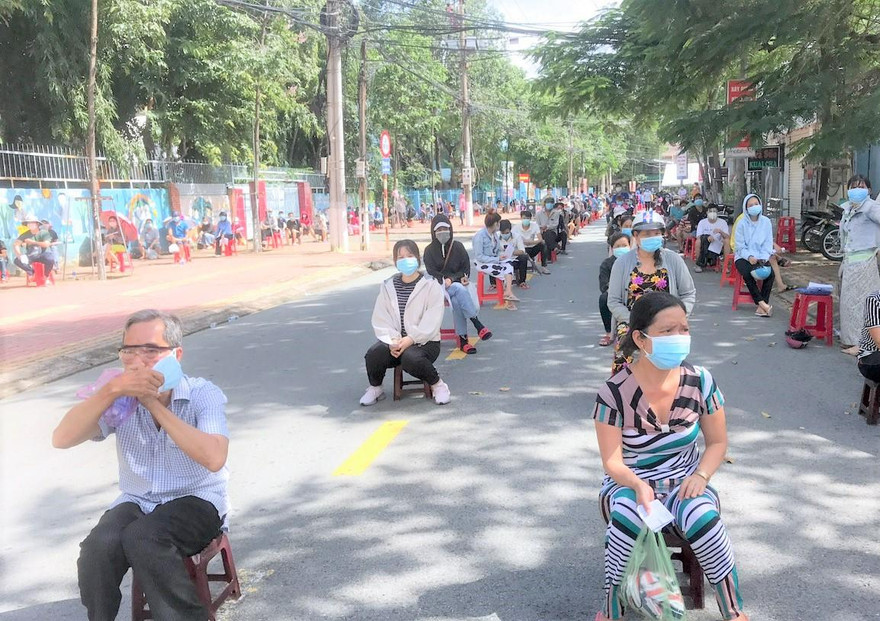 Dân Bình Dương háo hức đi tiêm vắc xin khi nghe tin ‘ai đã tiêm được thông hành’