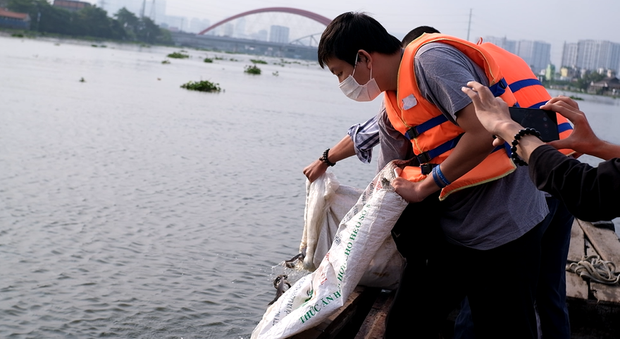 Sợ cá phóng sinh bị bắt lại, người dân thuê ghe ra giữa sông Sài Gòn 'tiễn ông Táo'
