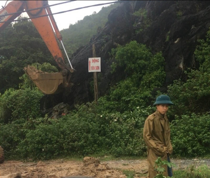 Ngang nhiên phá đường lên động Tiên Sơn