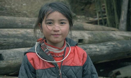 Bé gái H'Mông xinh xắn trước ống kính máy ảnh của nhóm phượt tại Sa Pa