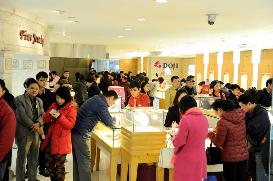 Vào ngày vía Thần Tài hàng năm mọi người thường đi mua vàng để cầu may mắn tài lộc 