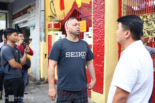 Võ sư Vịnh Xuân Flores liên tục sang gây ồn ào làng võ Việt Nam. Nhiều võ sĩ chuyên nghiệp Việt Nam sẵn sàng thách đấu nhưng võ sư người Canada mới chỉ thử sức với hai người lớn tuổi và có thể hình thua thiệt là ông Bảo Châu và Hoài Linh.