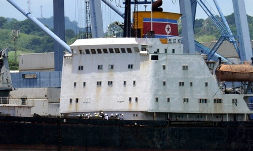 Tàu buôn lậu vũ khí của Triều Tiên bị Ai Cập bắt giữ hồi năm 2013. Ảnh: AFP.