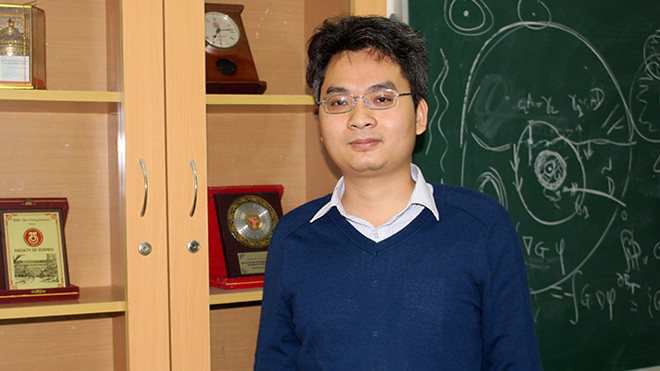 GS Phạm Hoàng Hiệp trong phòng họp của Viện Toán học - nơi còn được dùng làm phòng học và seminar. (Ảnh: Phạm Phượng/KHPT).