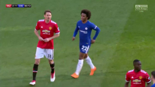 Willian cố gắng đuổi theo Matic để xem mảnh giấy chỉ thị từ Mourinho