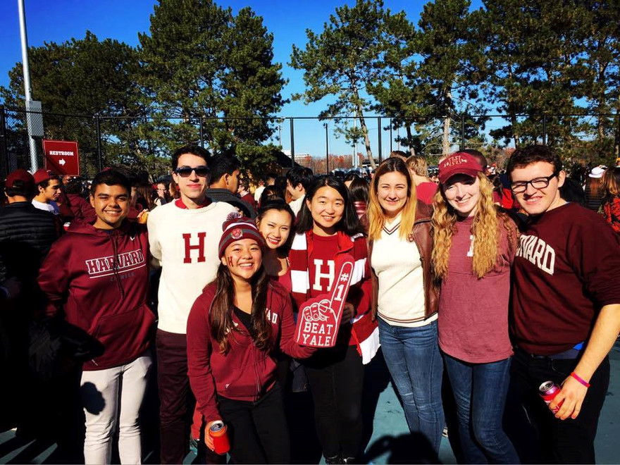 Minh Khuê cùng bạn bè ở Harvard. Ảnh: FBNV.