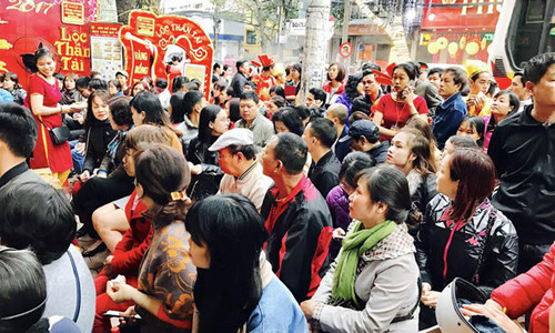 Người dân thường xếp hàng mua vàng ngày vía Thần Tài để cầu may mắn