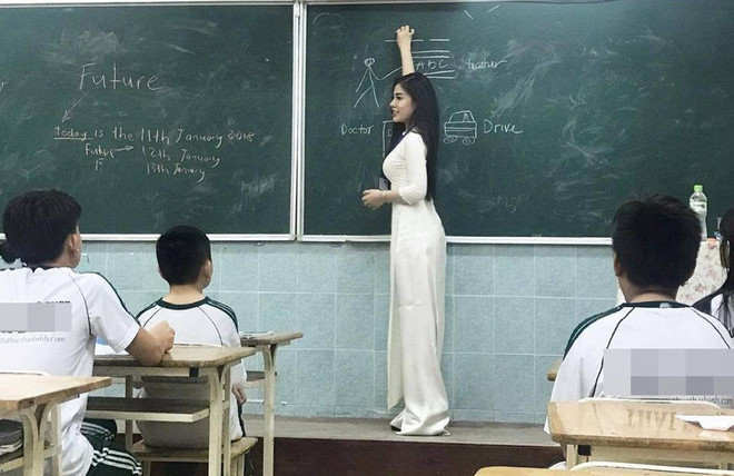 Bức ảnh chụp nữ giáo viên xinh đẹp trên bục giảng được chia sẻ trên mạng.