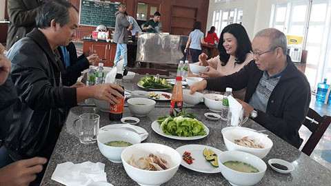 Bầu Đức mời HLV Park Hang Seo món phở 'đặc sản' phố Núi