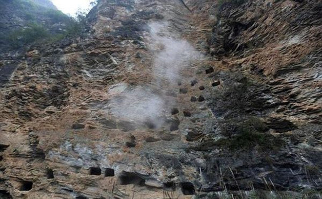 Những chiếc quan tài treo trên vách đá đã 3000 năm khiến nhà khoa học không thể lý giải.