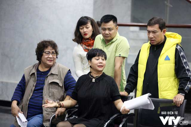 Các Táo đang tất bật tập luyện để kịp bước vào buổi ghi hình đầu tiên ngày 2/2 tới. Ảnh: VTV.