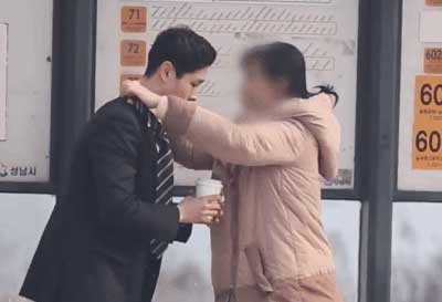 Sự chu đáo, ân cần người Hàn dành cho một người qua đường khiến dân mạng cảm động. Ảnh cắt từ clip.