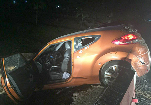 Xe ôtô của Đạt dính đạn của cảnh sát. Ảnh: Bảo Ngọc