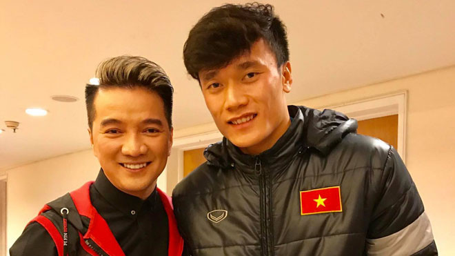 Đàm Vĩnh Hưng đã đến gặp gỡ đội U23 ngay khi đội mới về nước, rất vui khi được TM Bùi Tiến Dũng gọi là "soái ca"