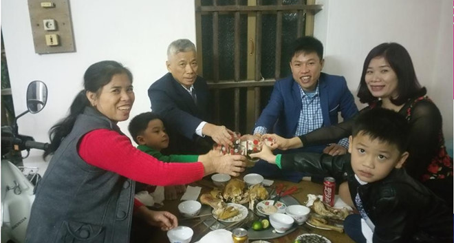 Bữa cơm quây quần trong dịp Tết là khoảnh khắc mà độc giả này nhớ nhất.