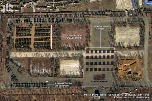 Hàng loạt xe thiết giáp và trang thiết bị quân sự của Triều Tiên đã sẵn sàng cho lễ duyệt binh lớn. (Ảnh: Deimos Imaging)
