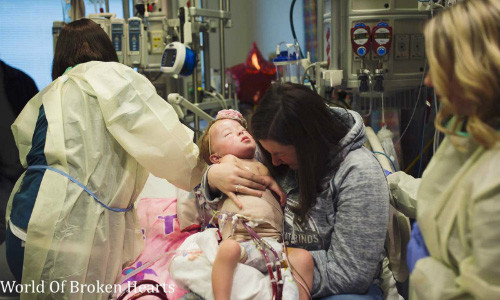 Mẹ Adalynn đau đớn ôm con gái nhỏ. Ảnh: Photographer Suha Dabit.