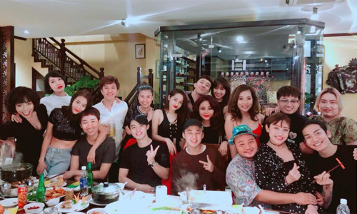 Trấn Thành mừng tuổi mới đầy hạnh phúc bên bà xã và bạn bè thân thiết.