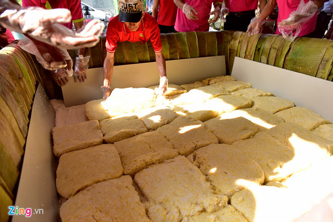 Năm 2016, Công viên Đầm Sen phải huy động 50 người với nhiều công đoạn gói, nấu bánh chưng nặng 2,5 tấn dâng quốc tổ Hùng Vương. Ảnh: Lê Quân.