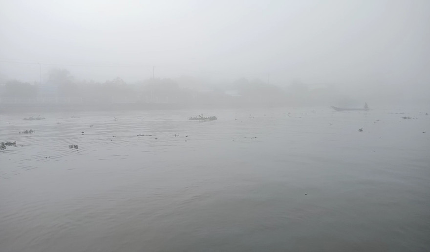 Màn sương mù dày đặc xuất hiện ngày đầu năm – Ảnh: Kim Hà