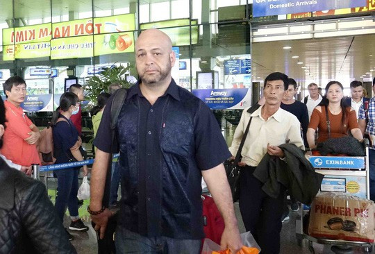 Trận tỉ thí giữa Flores và Jonny Trí Nguyễn không có khả năng xảy ra