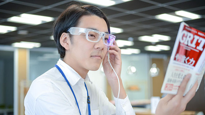 Người dùng đeo kính chỉ cần lướt nhìn văn bản hay hình ảnh là chuyển tải thành giọng nói