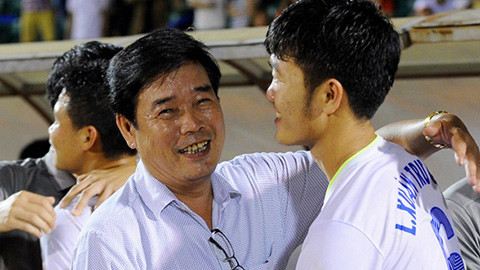 Bố Xuân Trường đi ngược cả gia đình để con được đá bóng